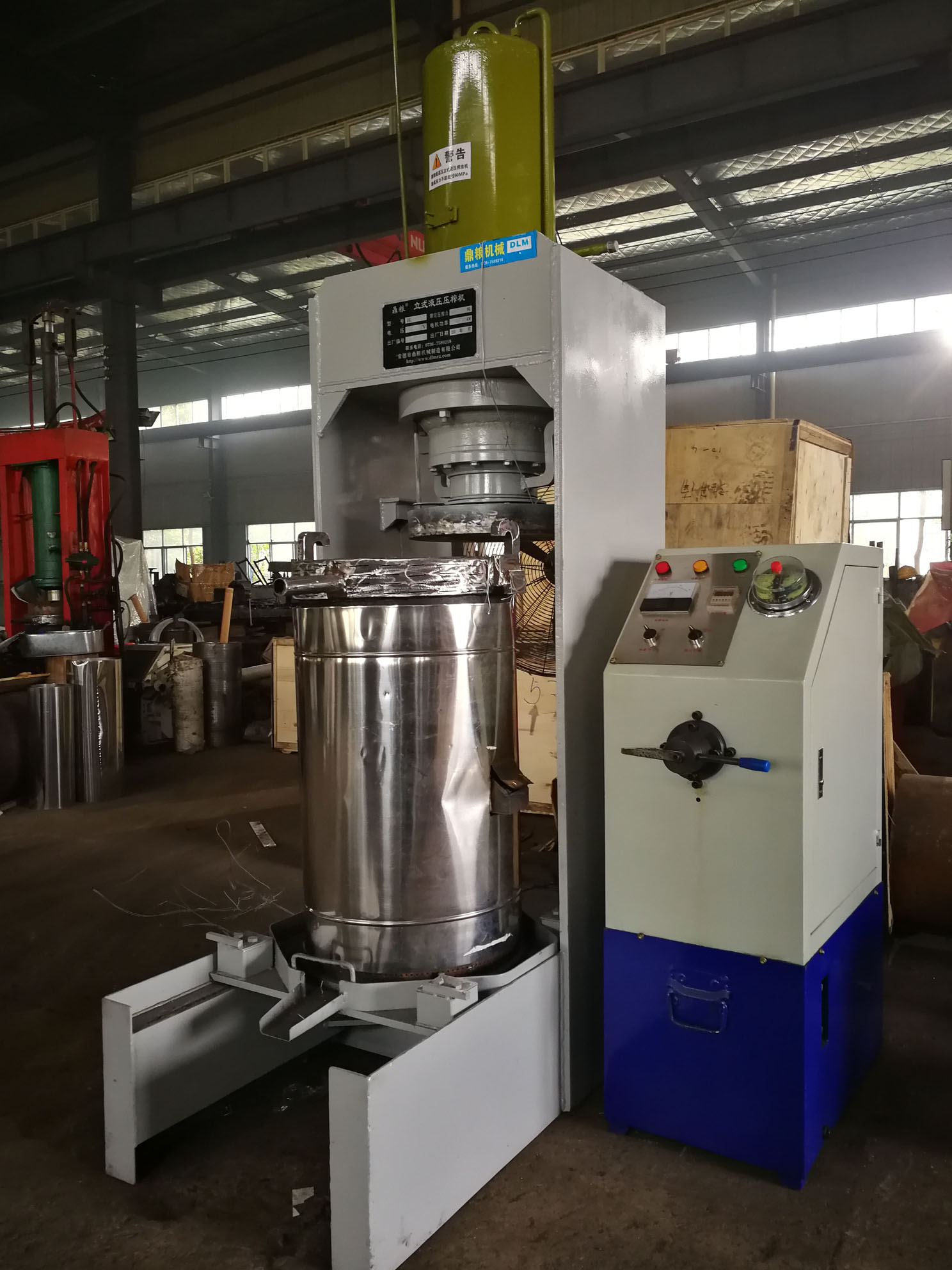 不銹鋼超高壓立式液壓壓榨機(jī)，果汁壓榨機(jī)，果渣壓榨機(jī)，藥材壓榨，油渣處理，白土壓榨